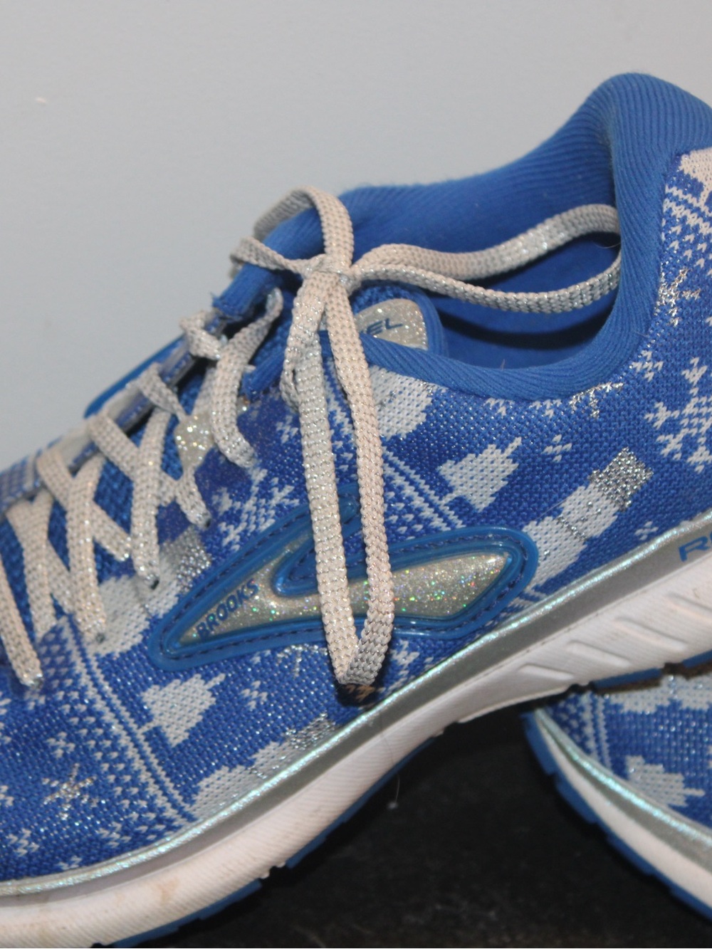 Brooks Revel 3 Run Merry Christmas Blue Women's Size 6.5 - No Insoles - Picture 4 of 15